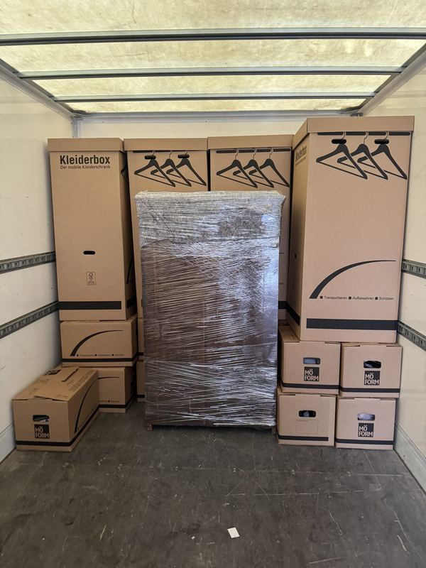 Im Laderaum stehen Kleiderboxen in Reihe, dazwischen ein folierter Schrank